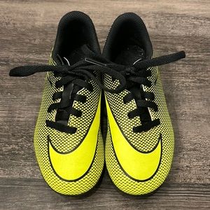 NIKE JR BRAVATA II FG YOUTH SOCCER/OUTDOOR CLEATS IN BLACK/ VOLT SZ 11 C